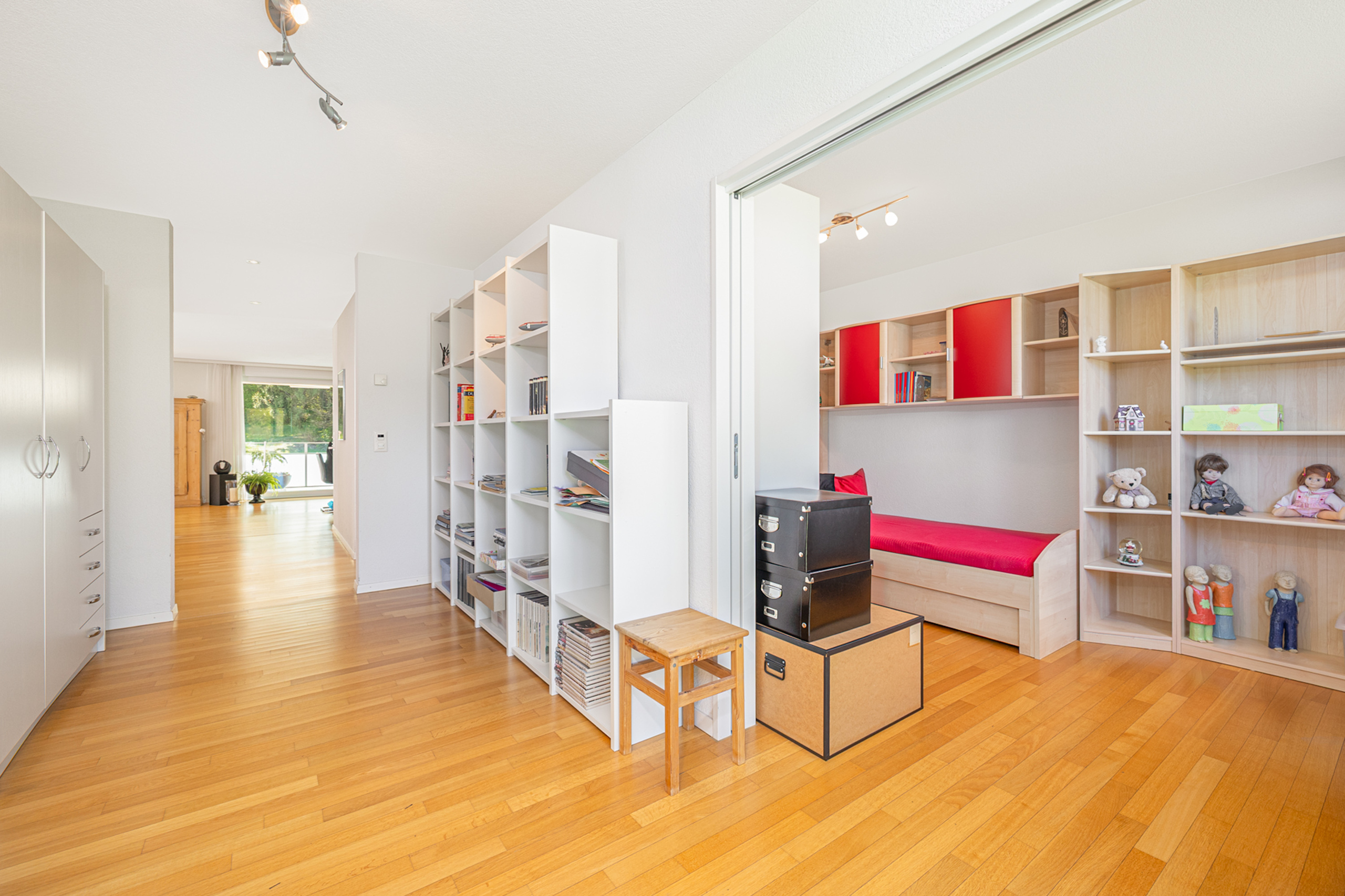 Helles Kinderzimmer mit offenen Regalen