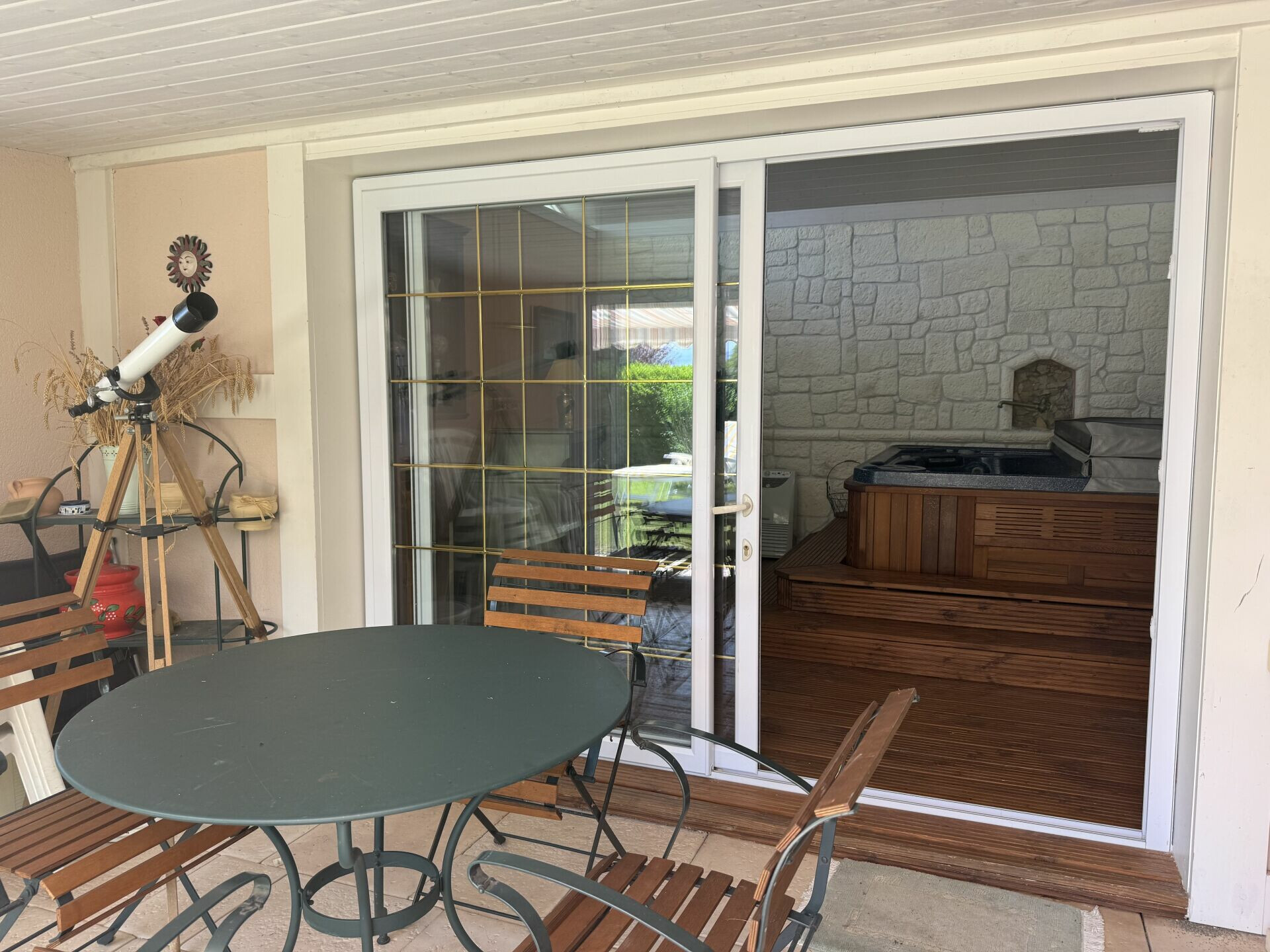 Überdachte Terrasse mit Wintergarten-ähnlichem Übergang