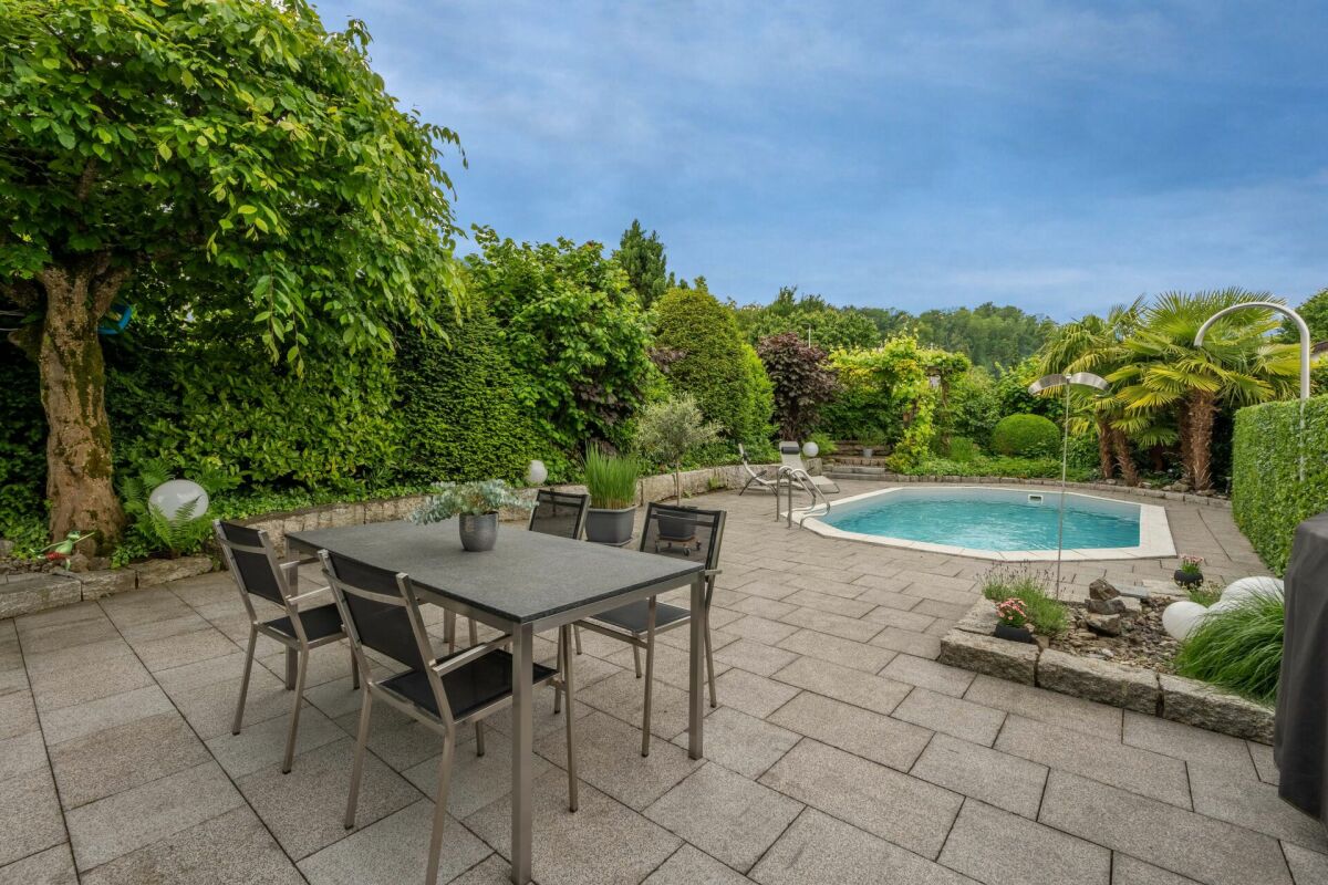 Garten mit Pool und Terrasse