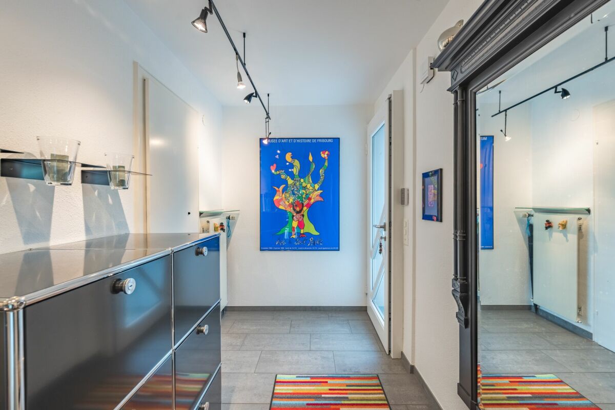 Moderner Eingangsflur mit Spiegel und Kunst