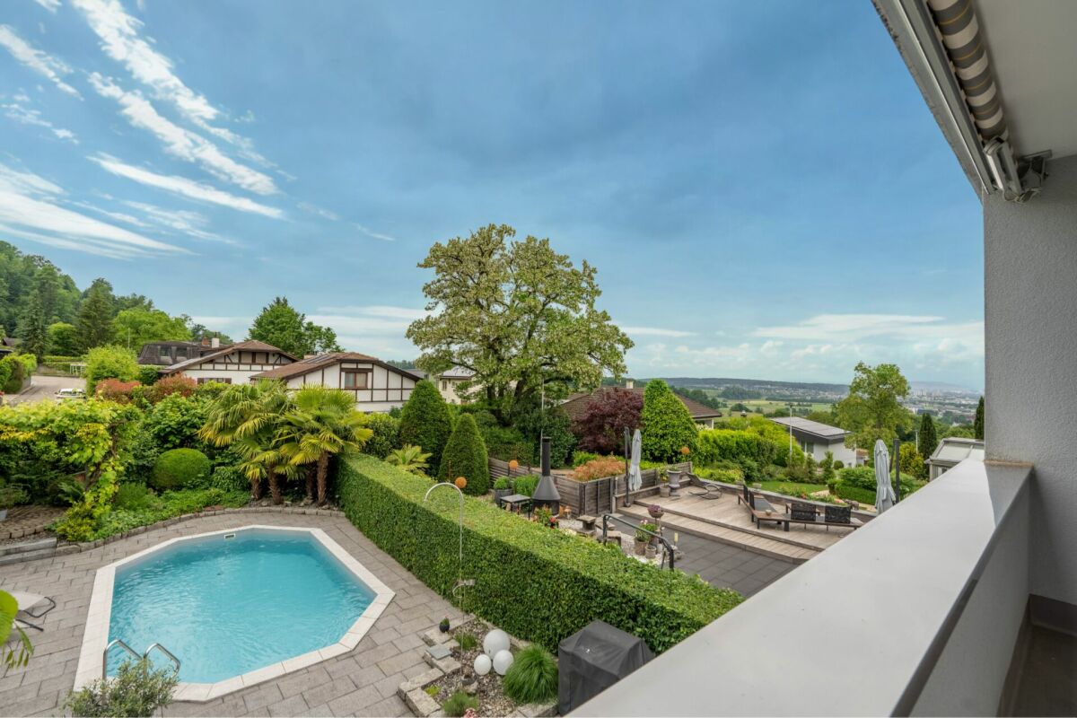 Garten- und Poolblick von einem Balkon