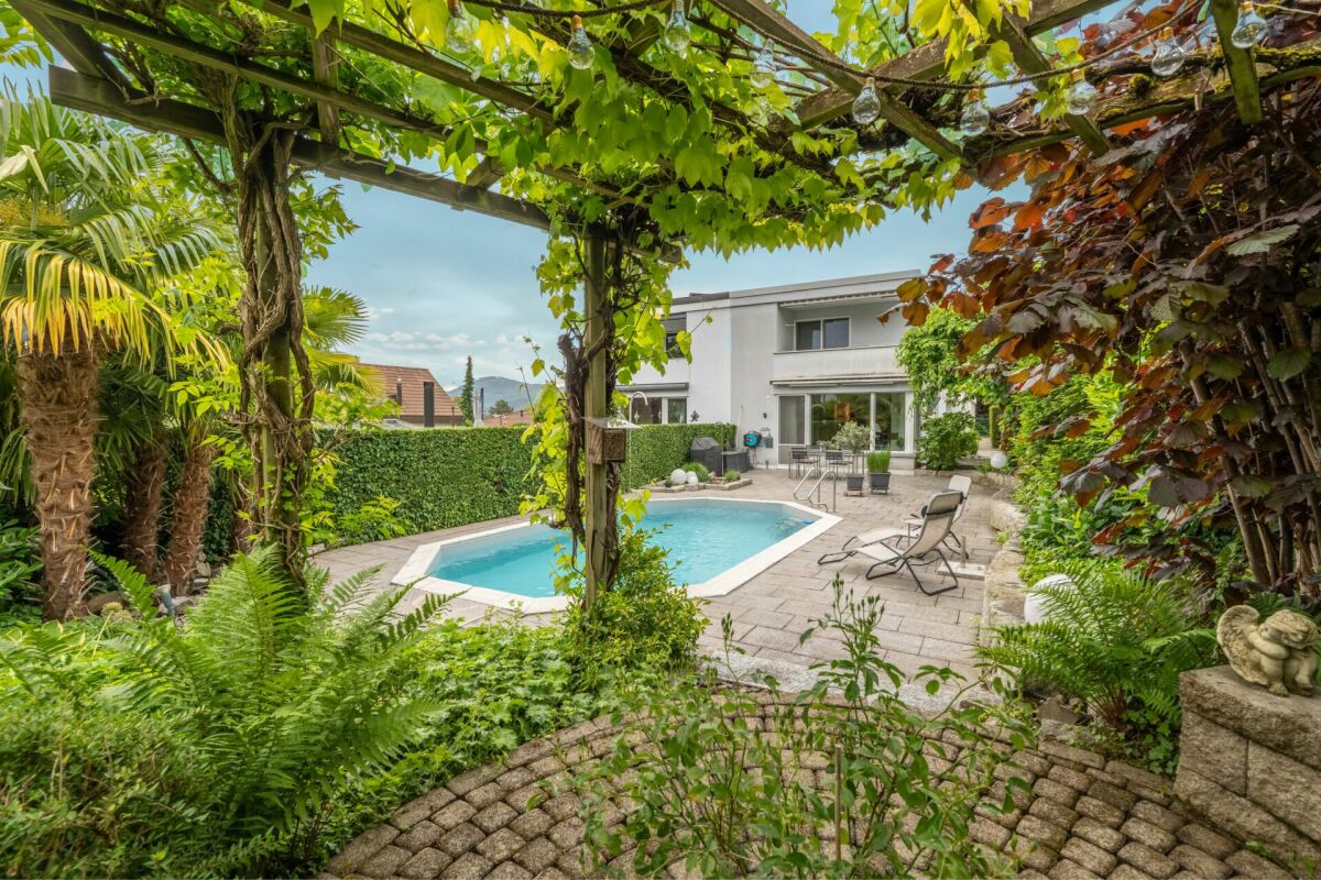 Garten mit Pool und Terrasse