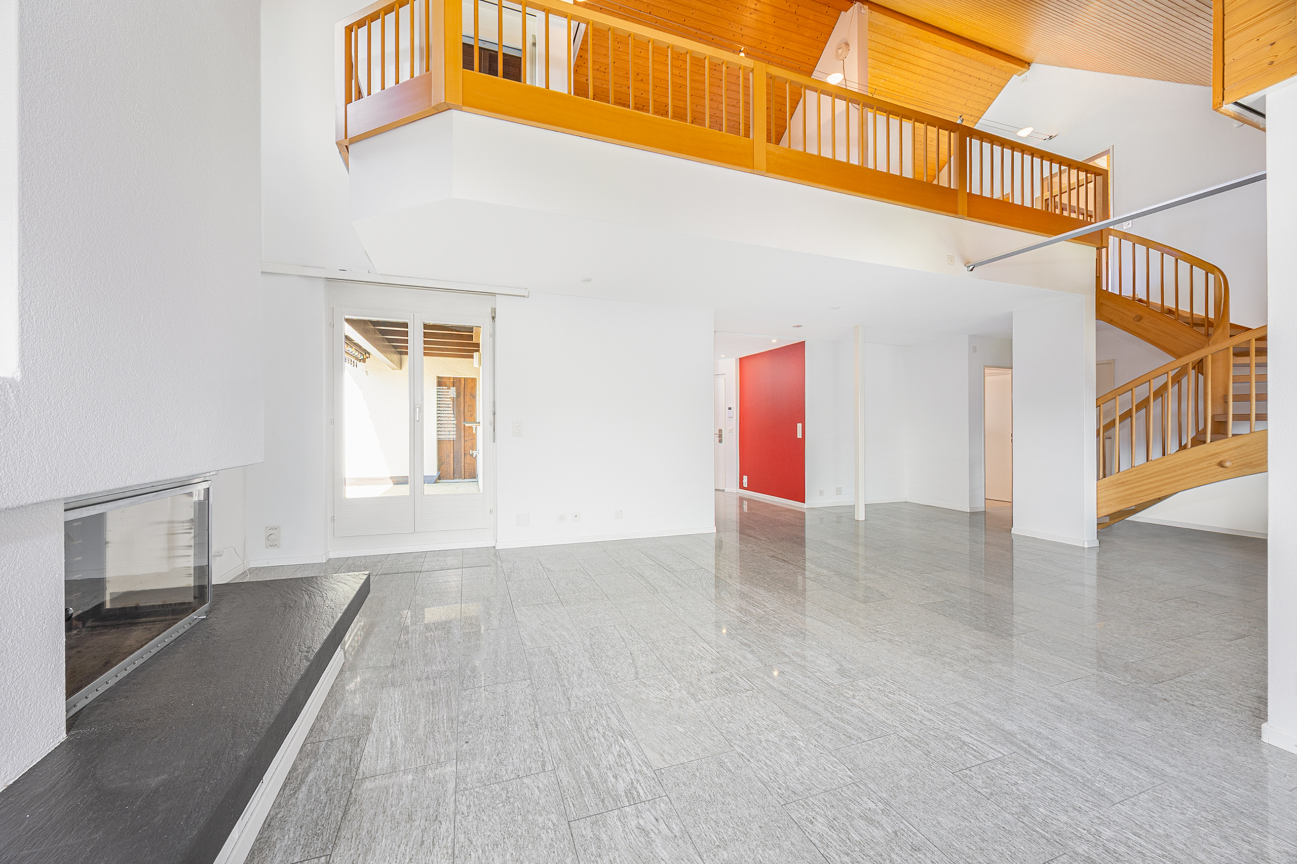 Großer Wohnraum mit Galerie und Kamin
