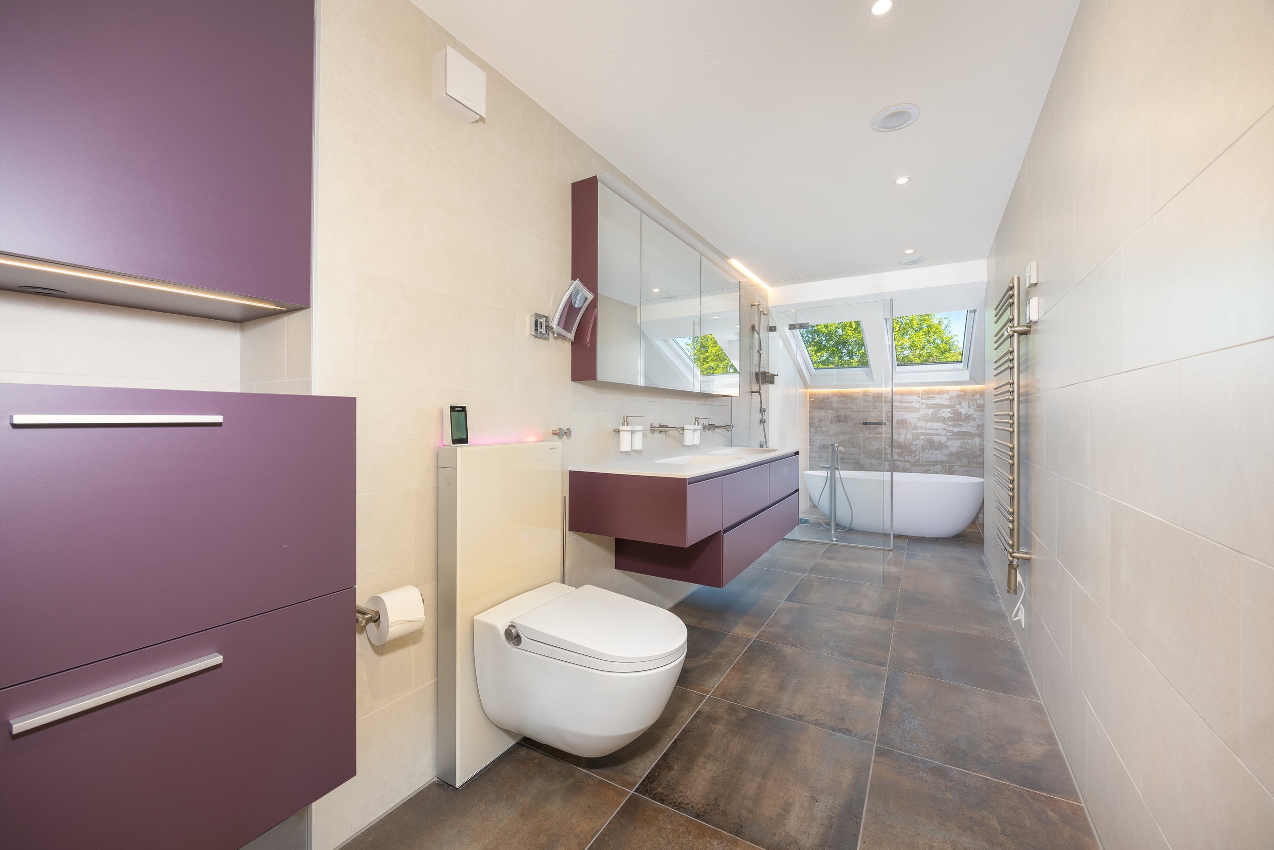 Modernes Badezimmer mit Badewanne und WC