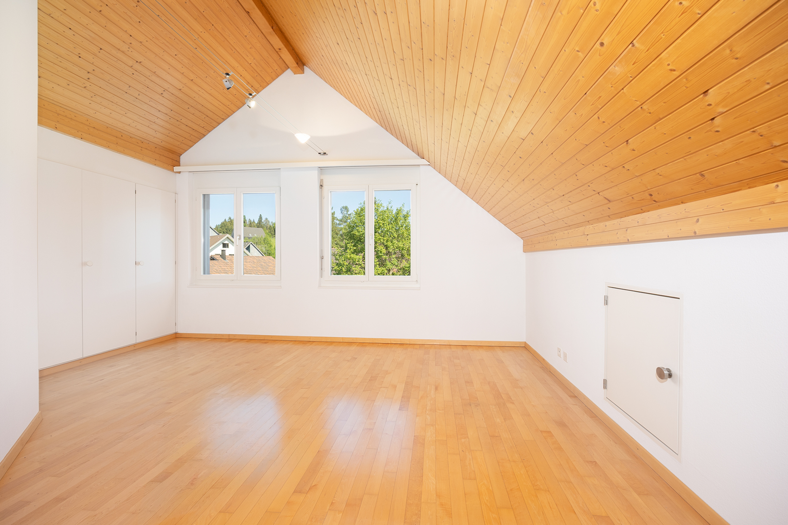 Heller Dachraum mit Holzdecke und Parkett