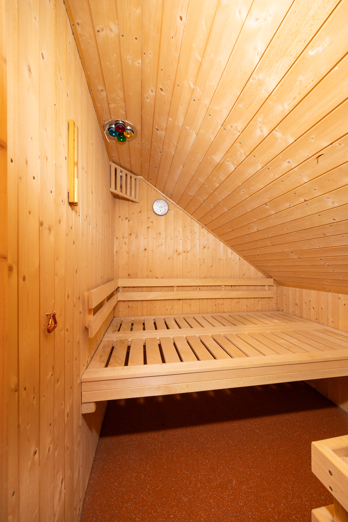 Holzverkleidete Sauna
