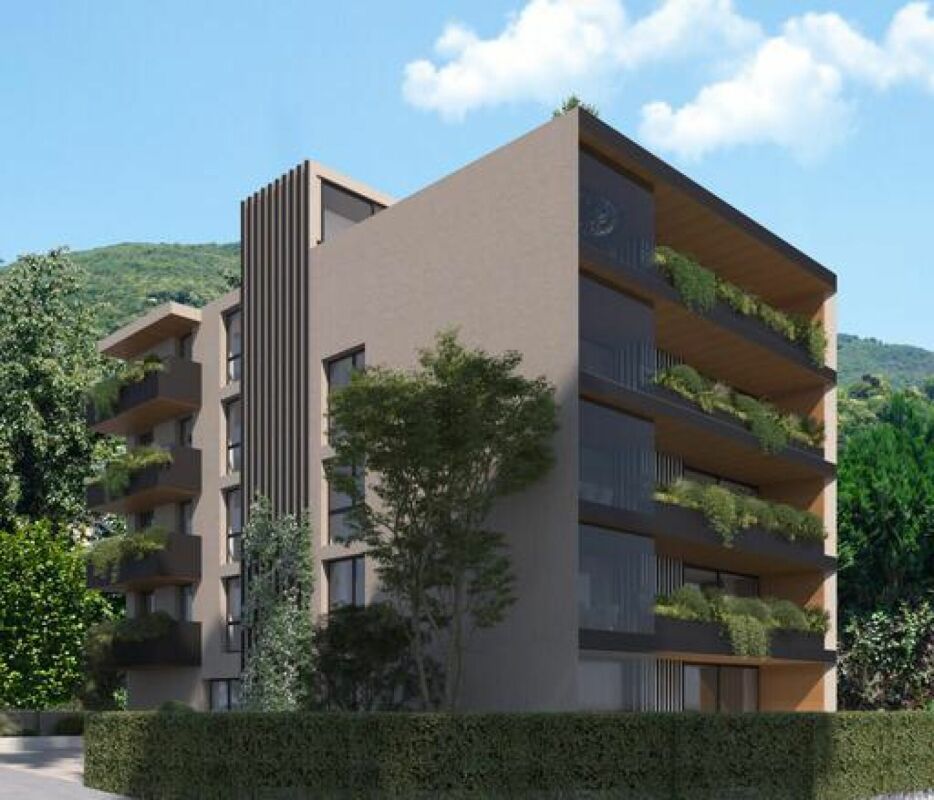 Modernes Mehrfamilienhaus mit begrünten Balkonen