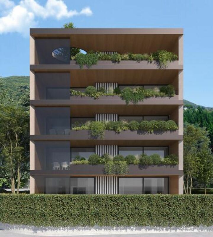 Modernes Mehrfamilienhaus mit begrünten Balkonen