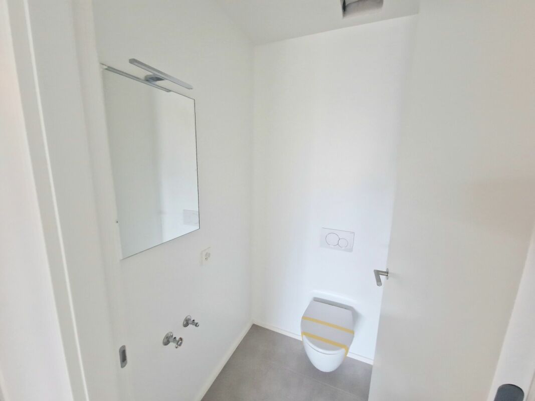 Gäste-WC mit Spiegel und wandhängendem WC