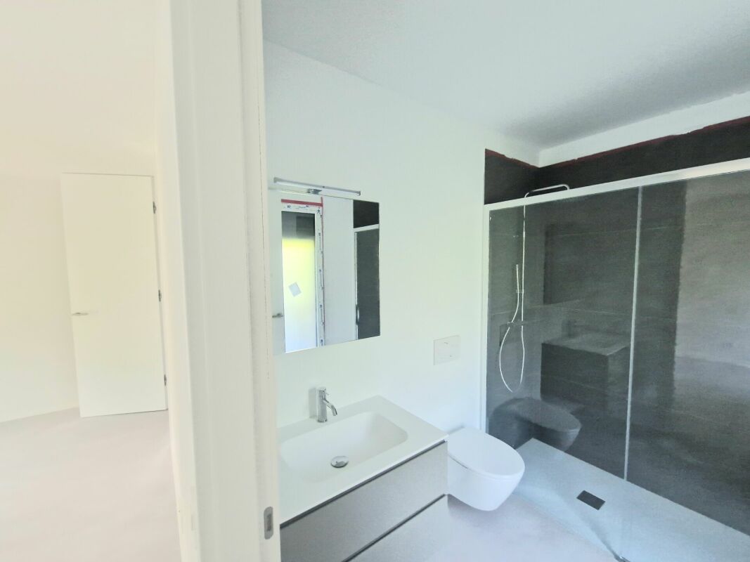 Modernes Badezimmer mit bodengleicher Dusche