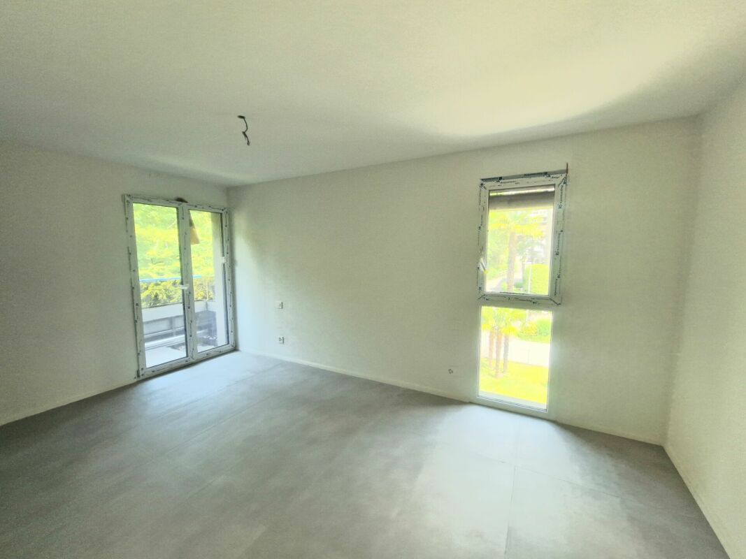 Leerer, renovierter Raum mit Balkonzugang