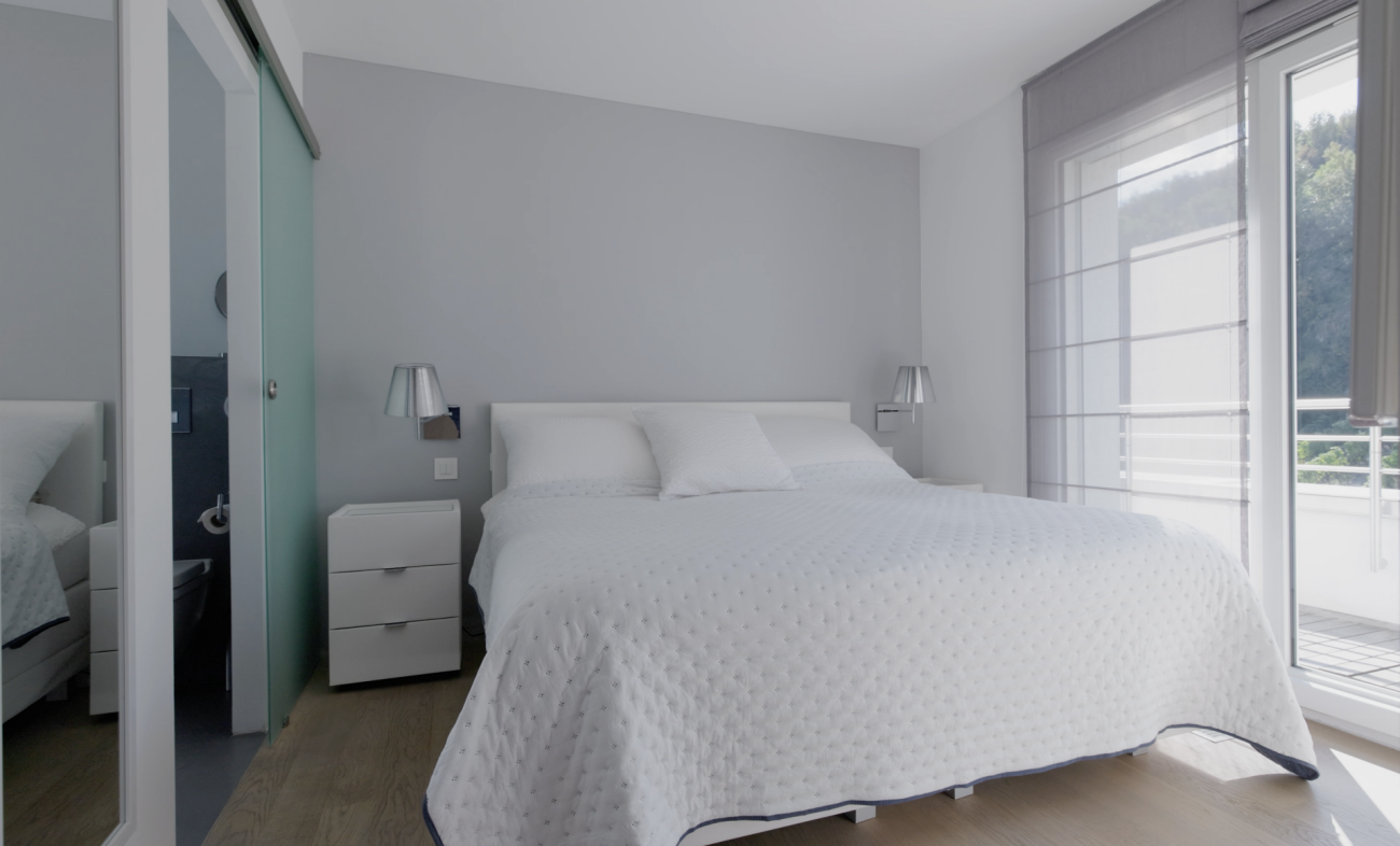 Helles Schlafzimmer mit Balkonblick