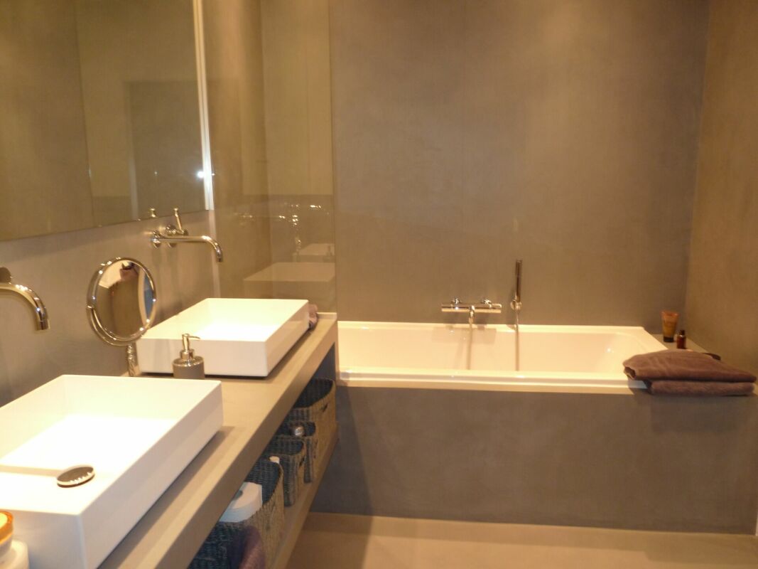 Modernes Badezimmer mit Doppelwaschbecken und Badewanne