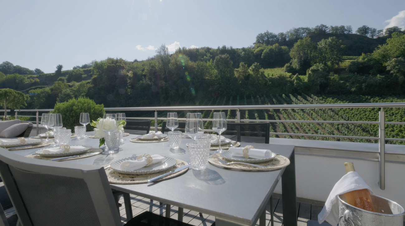 Terrasse mit gedecktem Tisch und Landschaftsblick