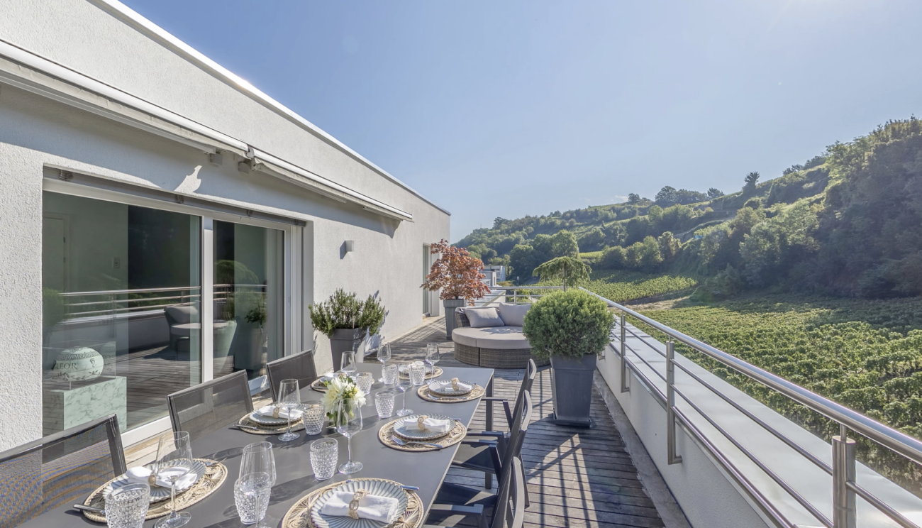 Sonnige Terrasse mit Talblick