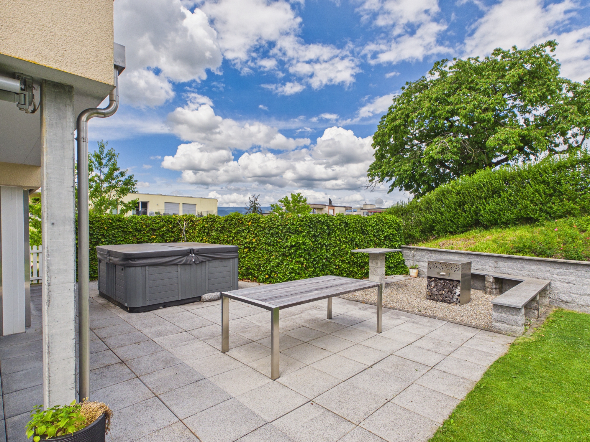 Terrasse mit Gartenmöbeln und Whirlpool