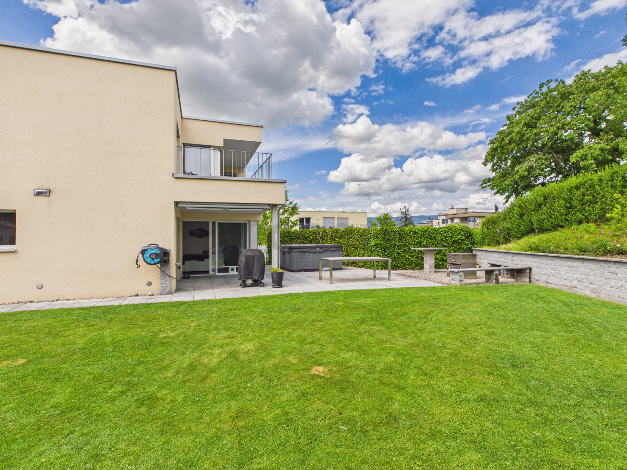 Moderner Garten mit Terrasse am Wohnhaus