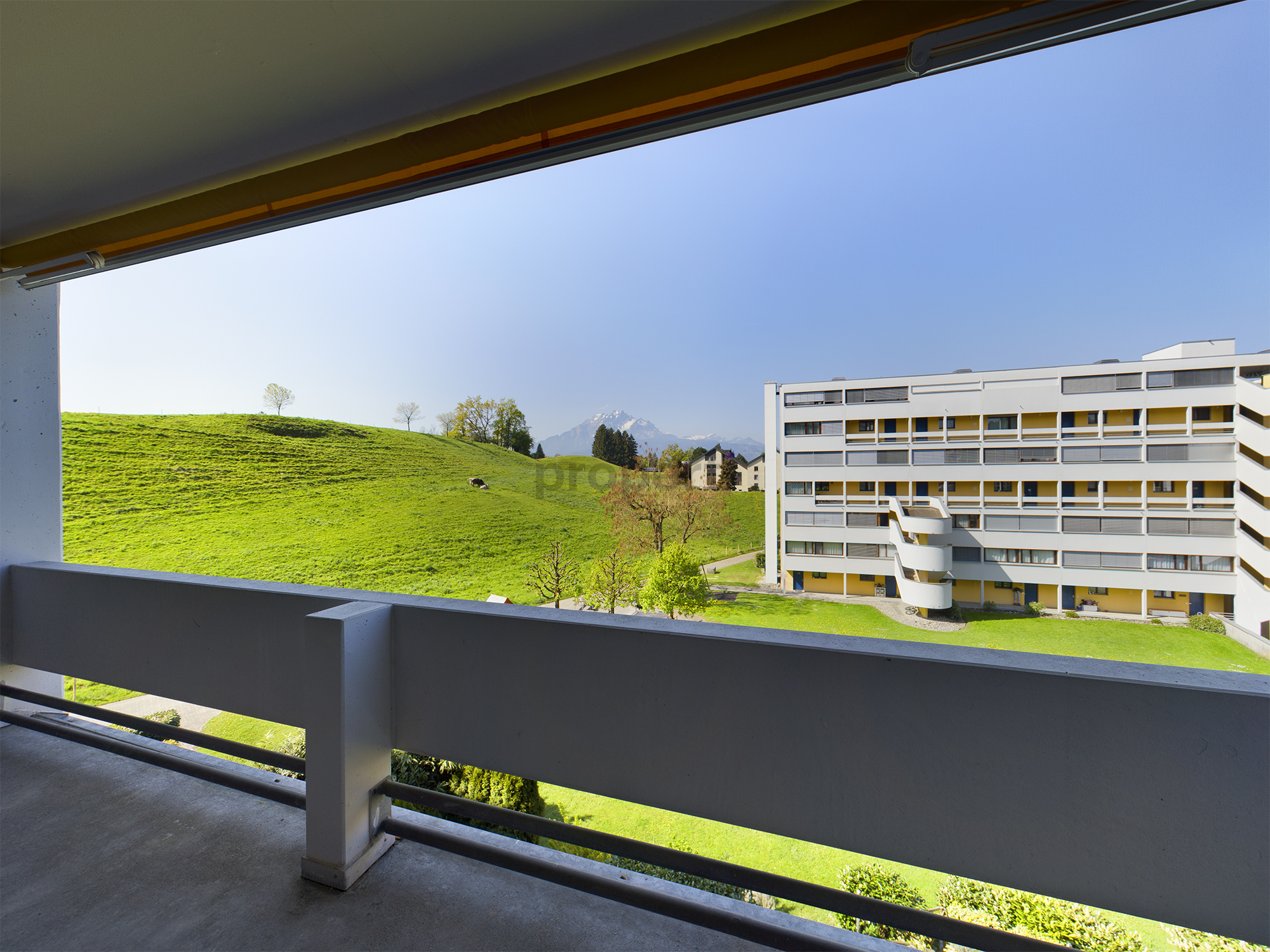 Balkon mit Berg- und Grünblick