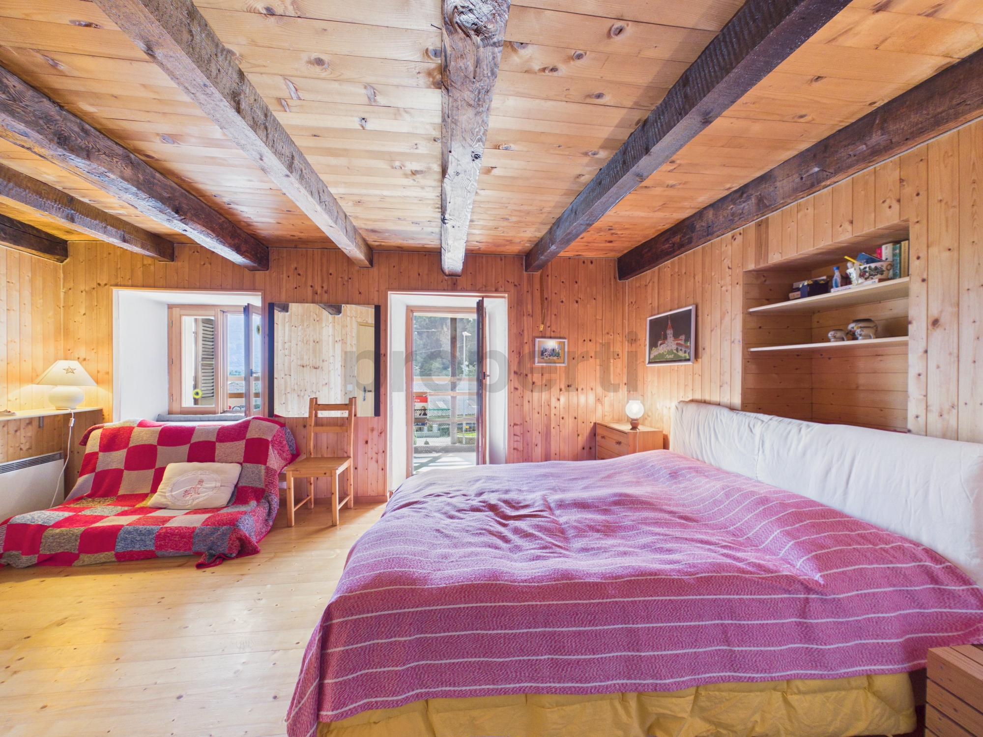 Rustikales Schlafzimmer mit Holzausstattung