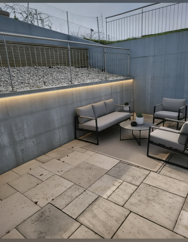 Moderne Dachterrasse mit Sitzgruppe