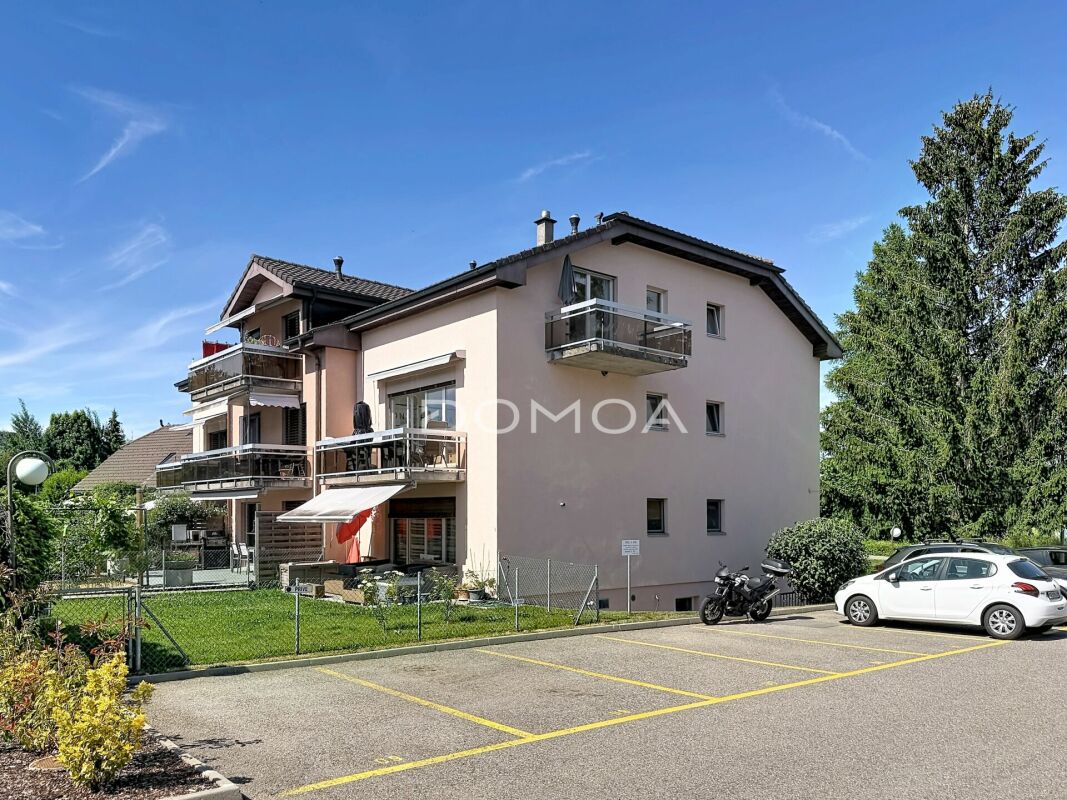 Mehrfamilienhaus mit Balkonen und Parkplatz