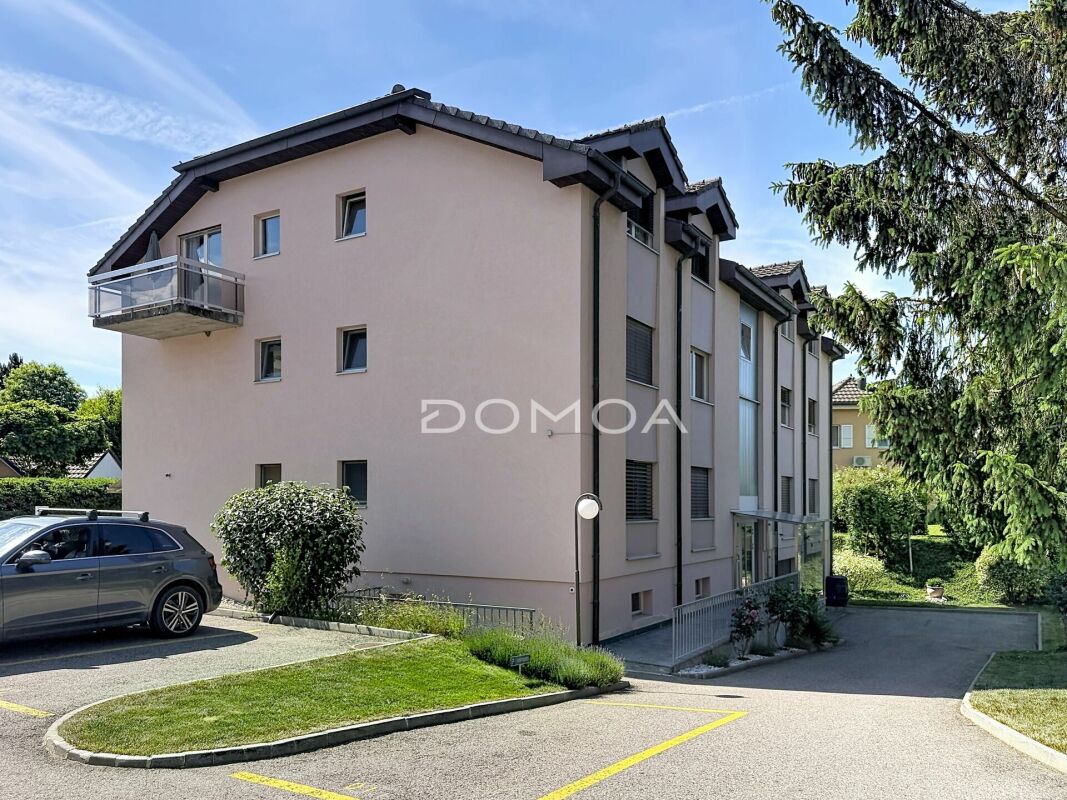 Mehrfamilienhaus mit Balkon und Zufahrt