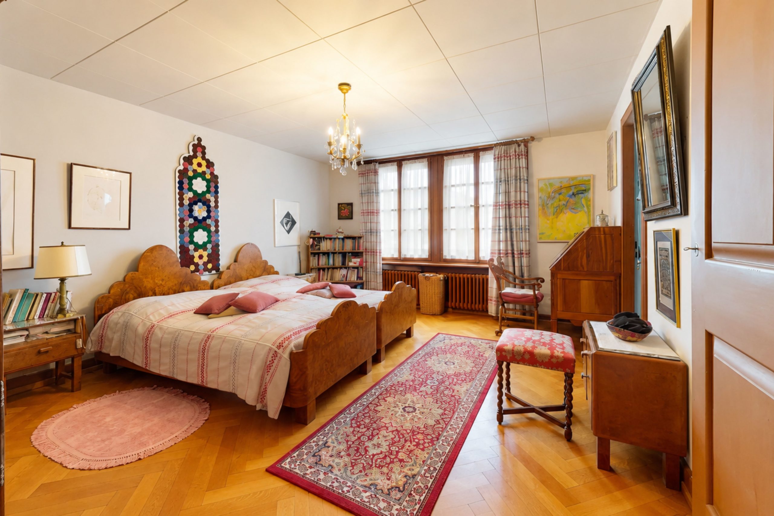 Gemütliches Schlafzimmer mit viel Holz und traditioneller Einrichtung