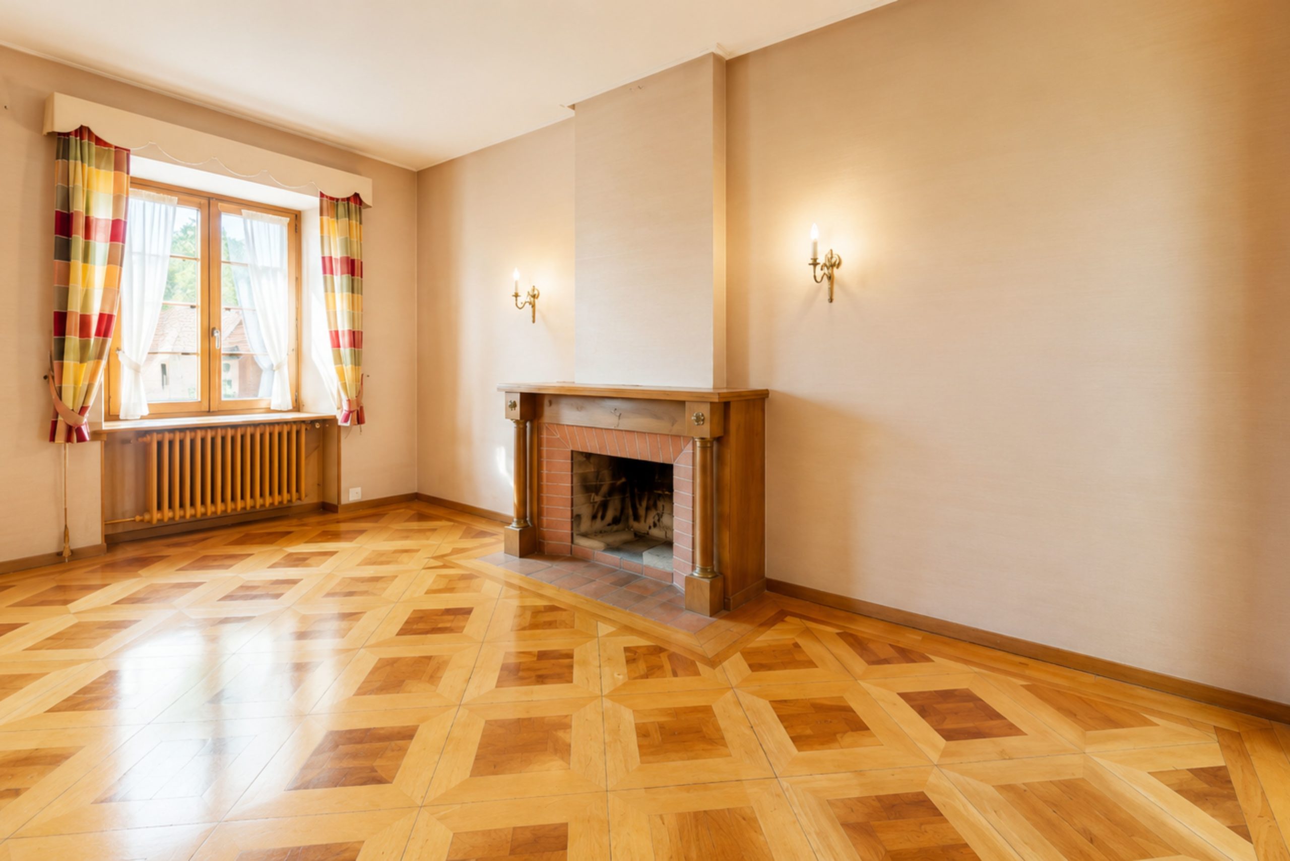 Wohnzimmer mit Kamin und Parkettboden