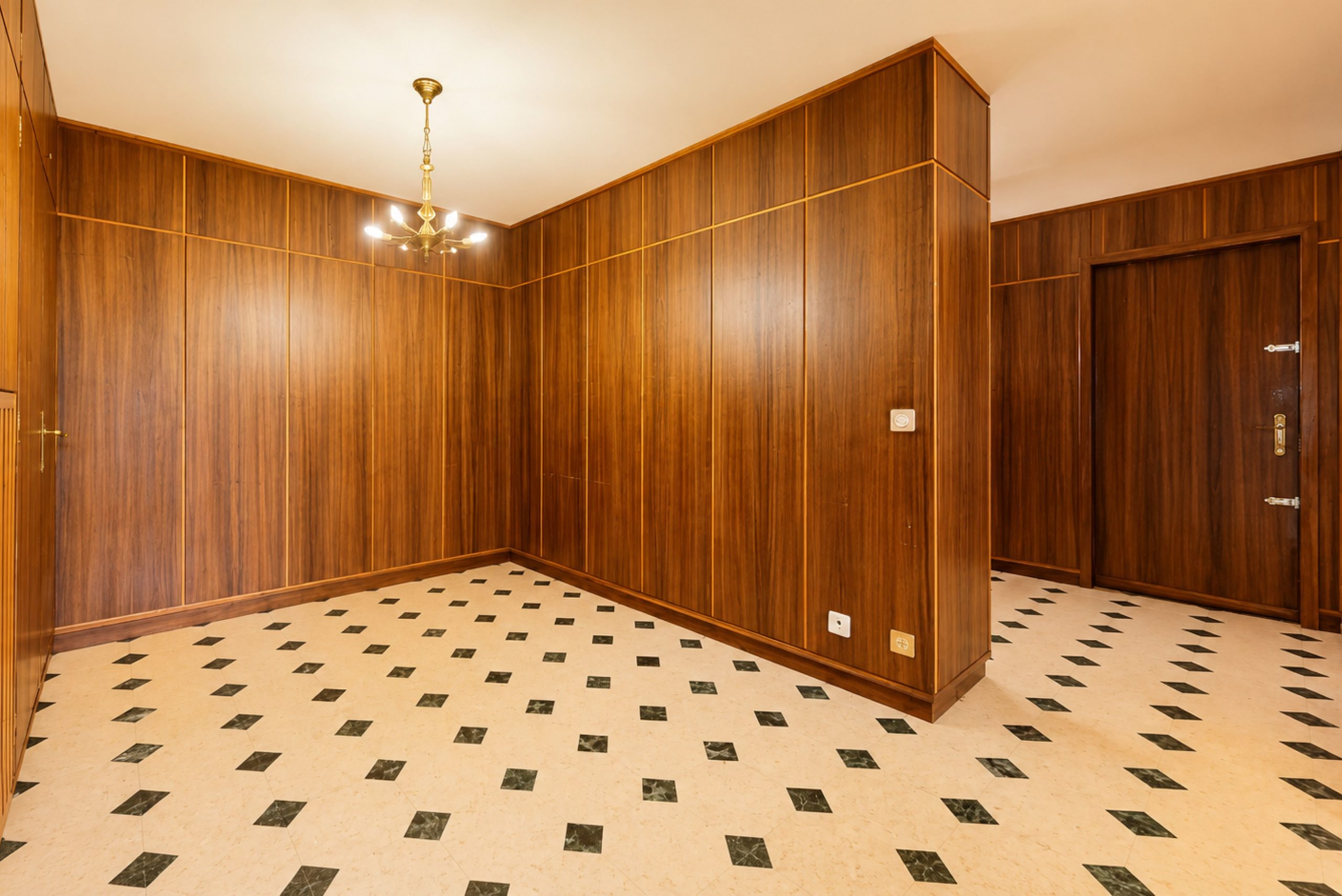 Holzvertäfelter Innenraum mit Terrazzoboden