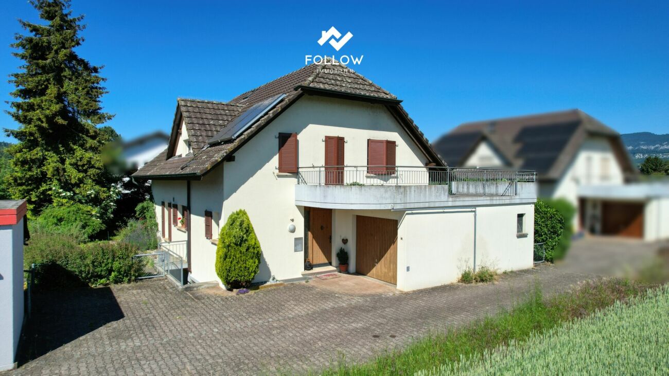 Freistehendes Einfamilienhaus mit Balkon und Garage