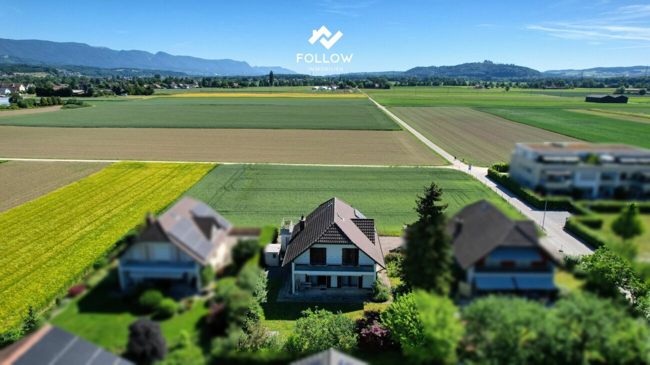 Luftaufnahme eines Hauses in ländlicher Umgebung
