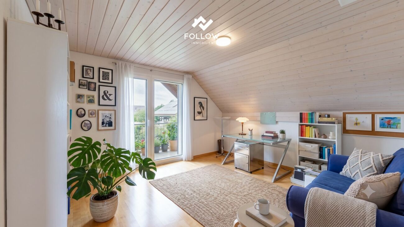 Helles Dachgeschosszimmer mit Balkon