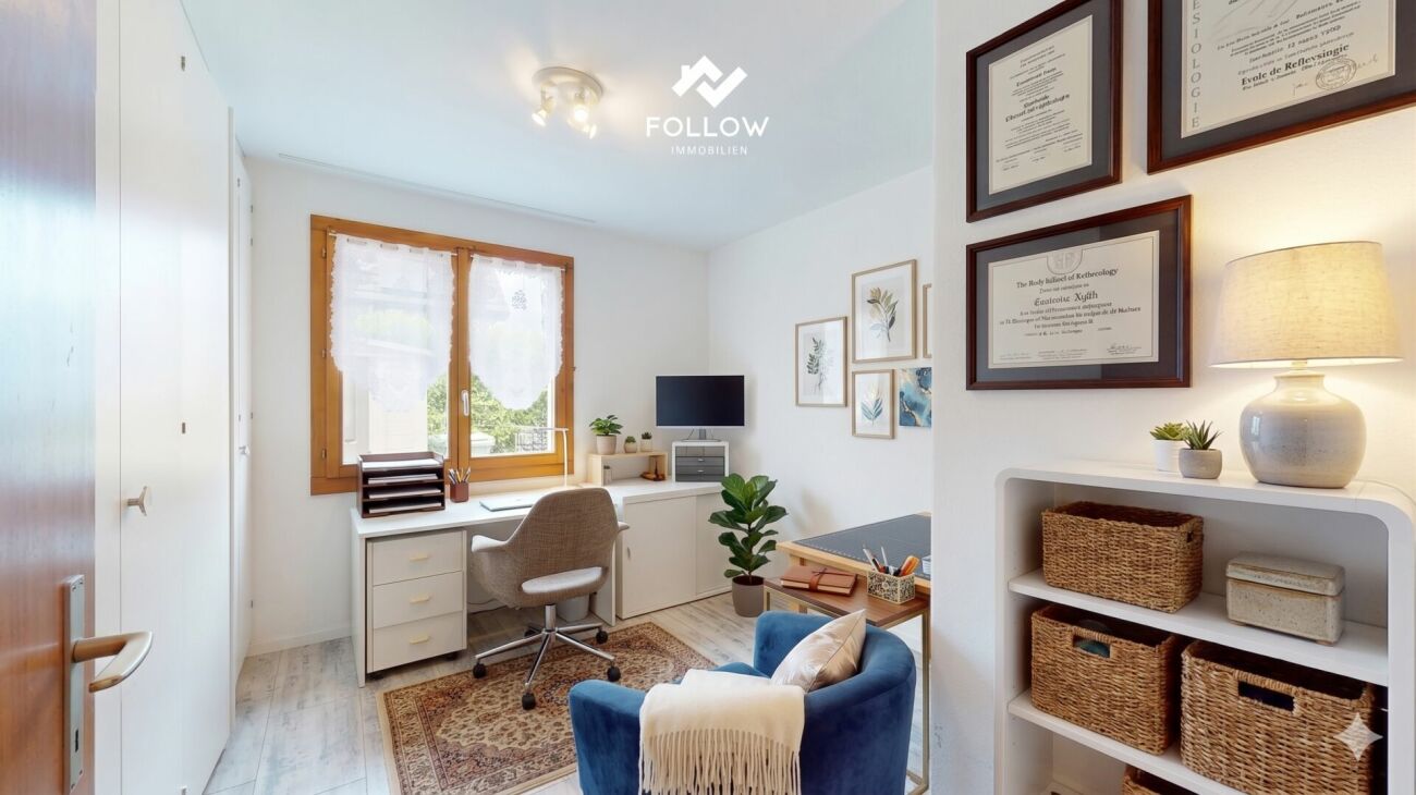 Helles Arbeitszimmer mit Fenster und Sitzbereich