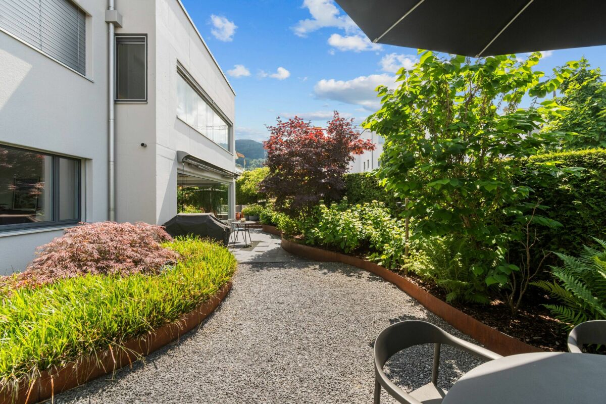 Moderner Gartenbereich an einem Wohnhaus