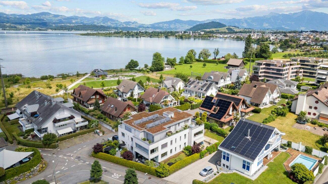 Luftaufnahme einer Wohnsiedlung am See