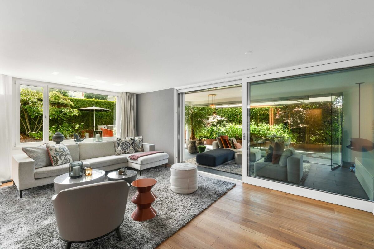 Heller Wohnraum mit Blick in den Garten