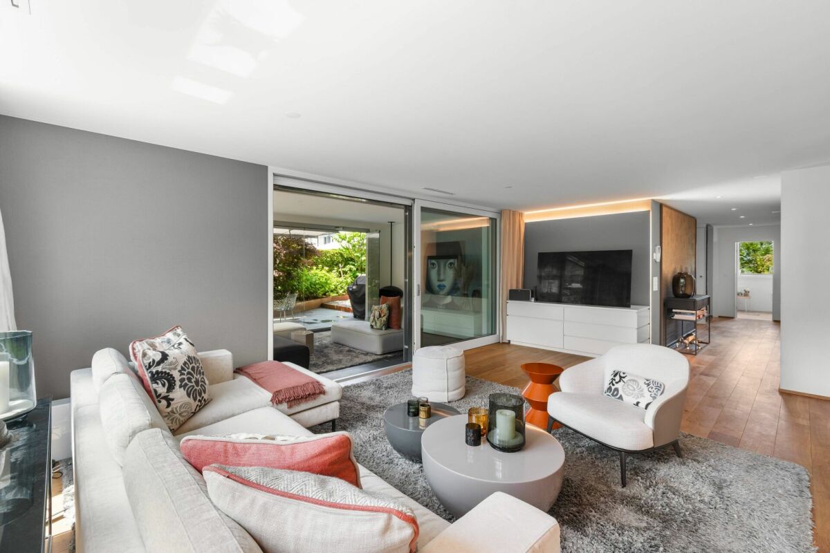 Modernes Wohnzimmer mit Zugang zur Terrasse