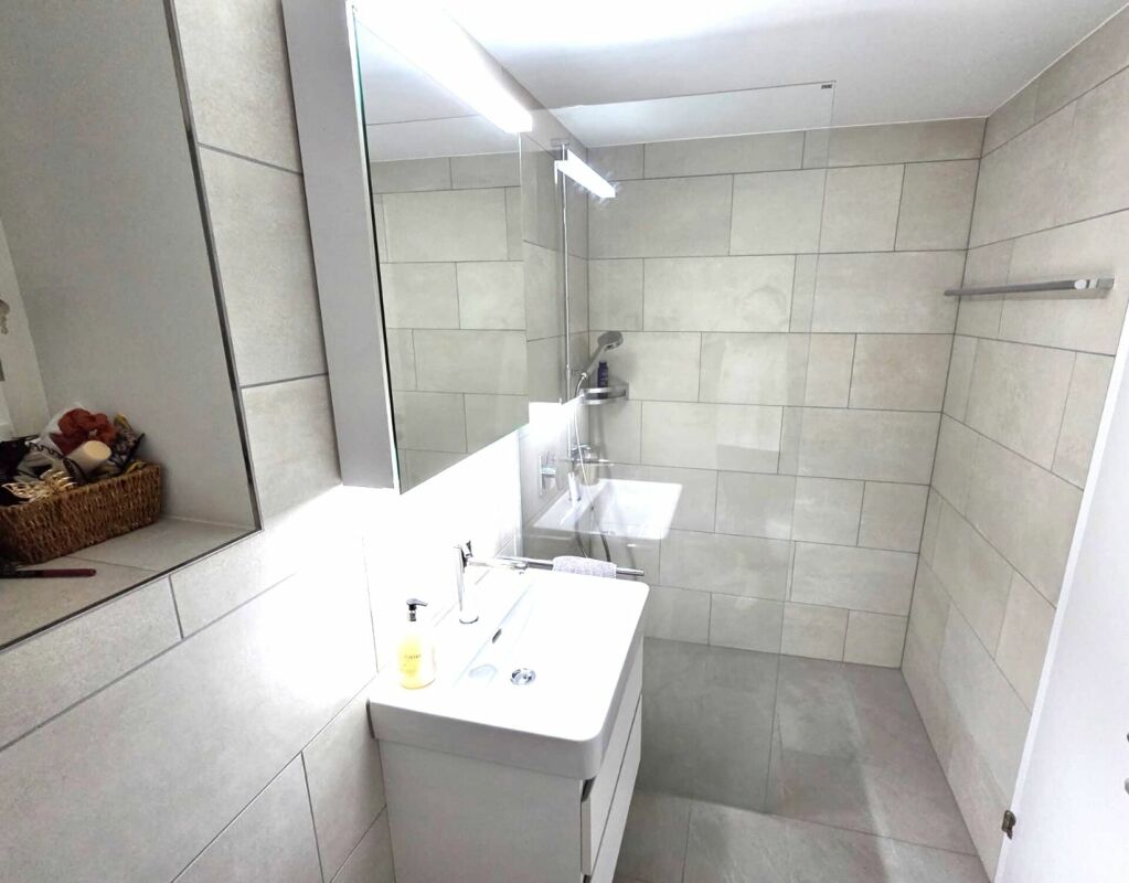 Modernes Badezimmer mit begehbarer Dusche
