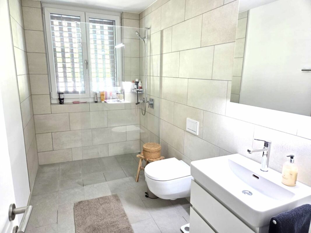Modernes Badezimmer mit begehbarer Dusche und Waschtisch
