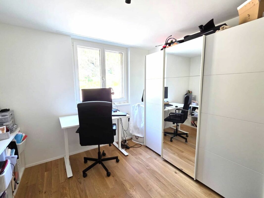 Kleines Arbeitszimmer mit Schreibtisch und Kleiderschrank