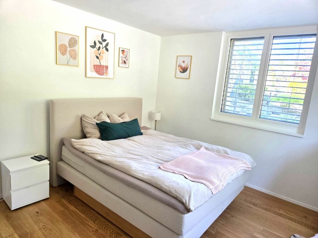 Helles Schlafzimmer mit schlichtem Doppelbett