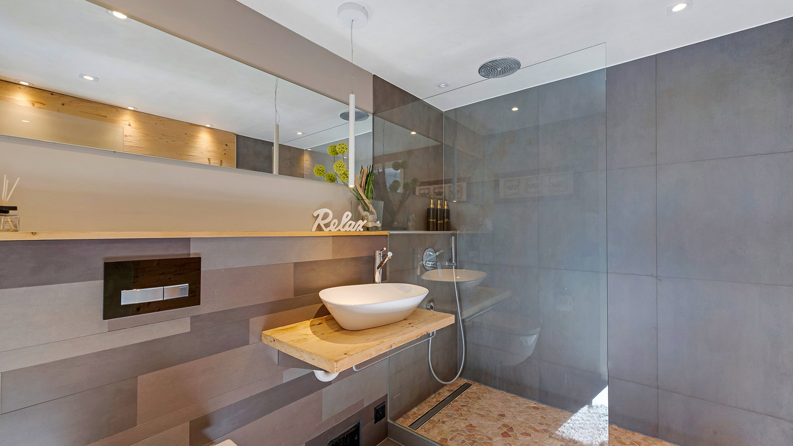 Modernes Badezimmer mit Glasdusche und Waschtisch