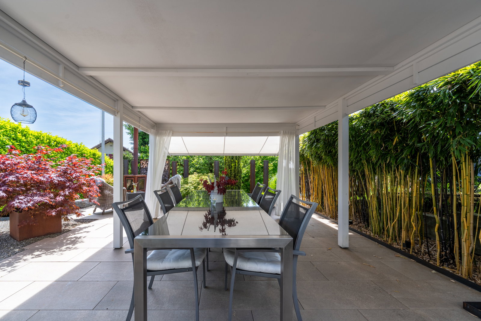 Überdachte Terrasse mit Esstisch