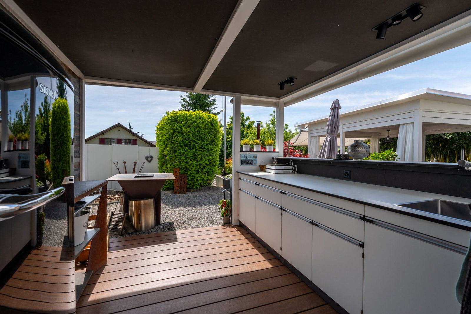 Überdachte Outdoor-Küche mit Grillinsel