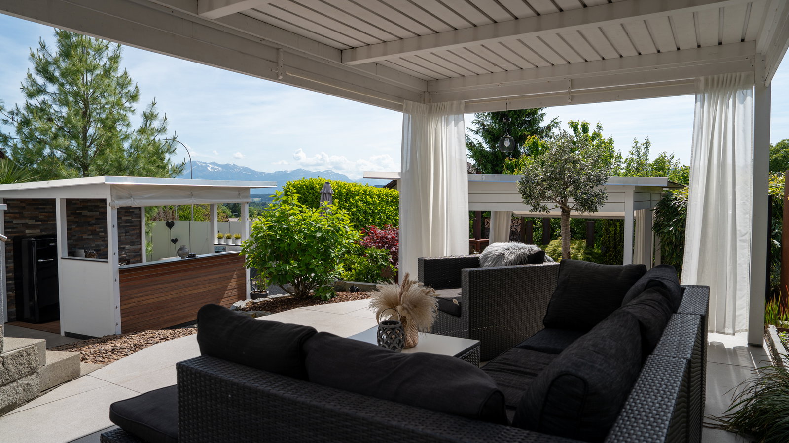 Überdachte Outdoor-Lounge mit Bergblick