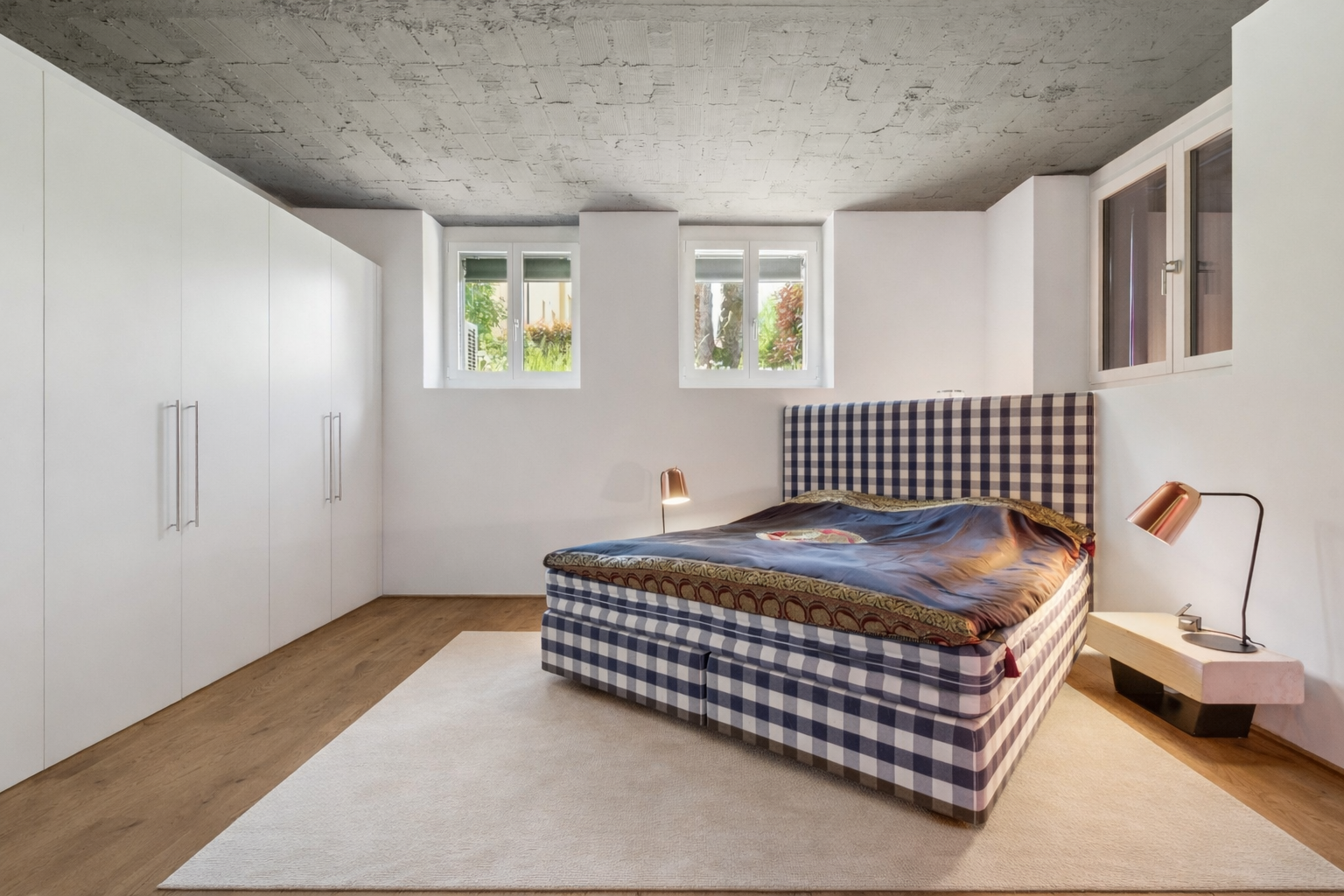 Modernes Schlafzimmer mit Einbauschrank und kariertem Boxspringbett