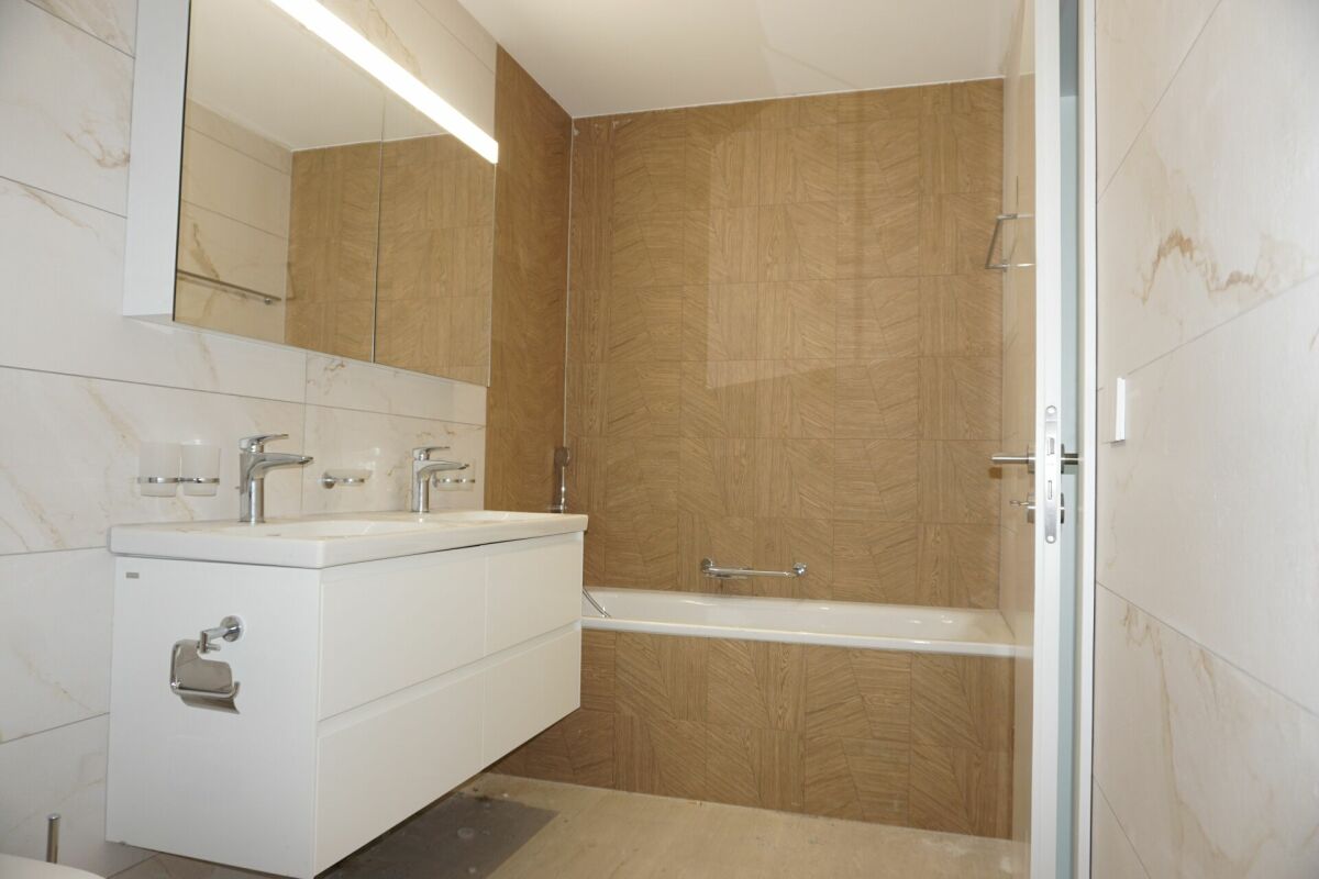 Modernes Badezimmer mit Badewanne und Waschtisch