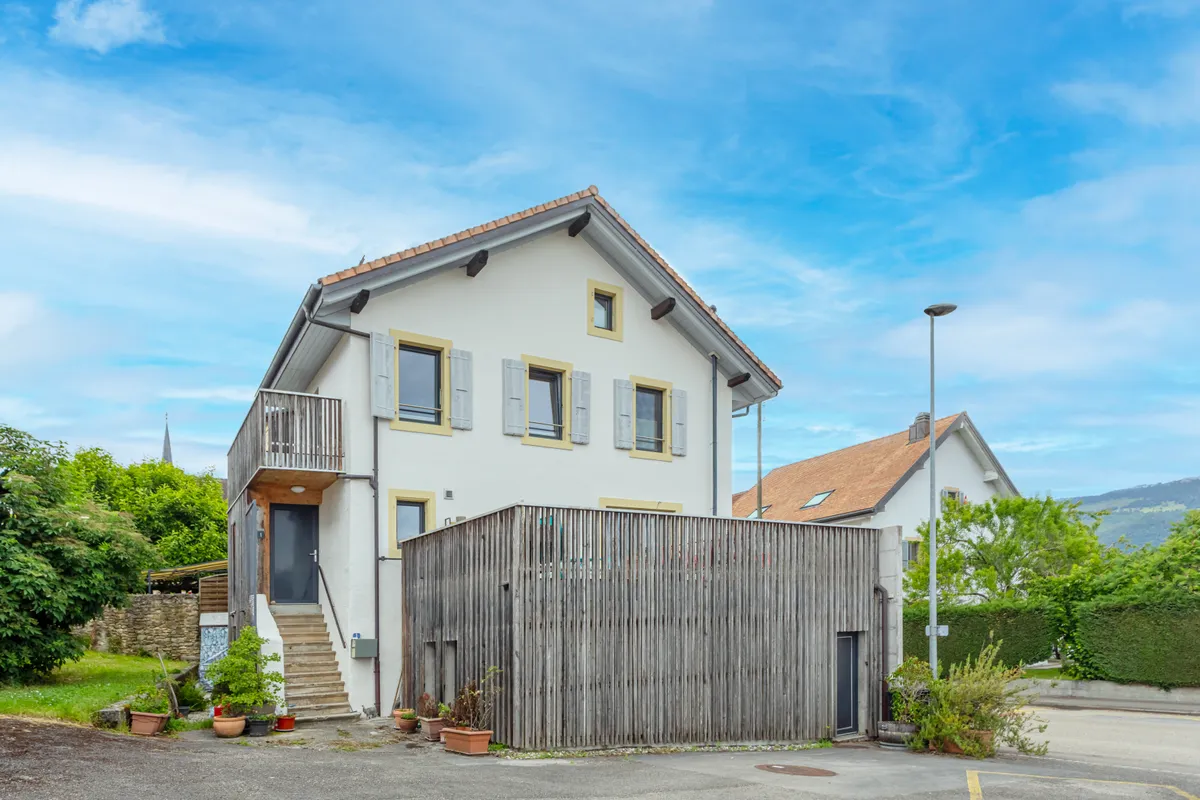 Wohnhaus mit Holzfassadelement und Balkon