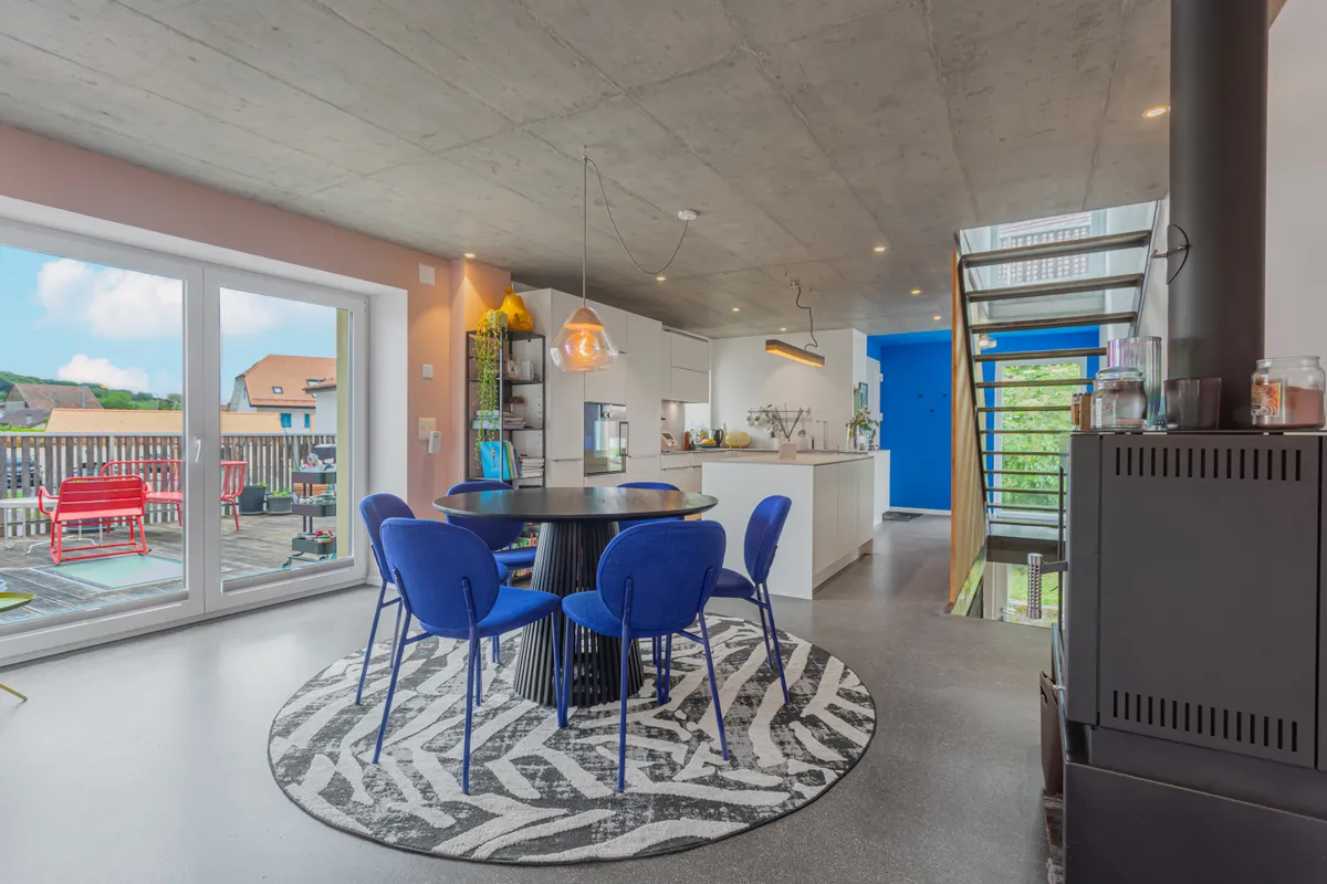 Offener Wohn-Essbereich mit Küche und Dachterrasse