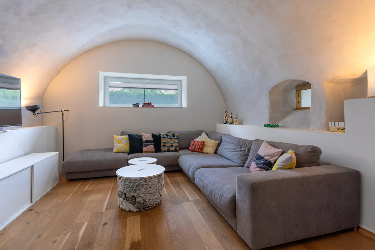 Gemütliches Wohnzimmer mit Gewölbedecke